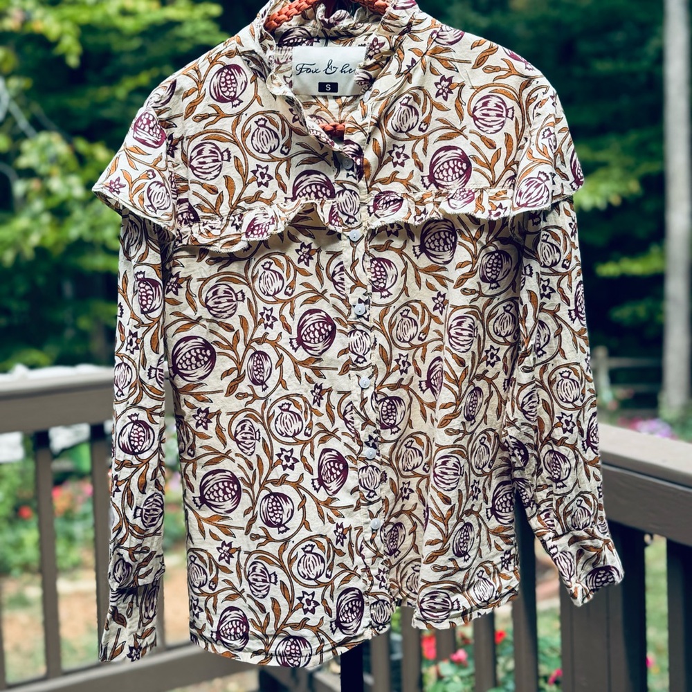 Fox & Hen ~ women's blouse with a somearanate print. size S